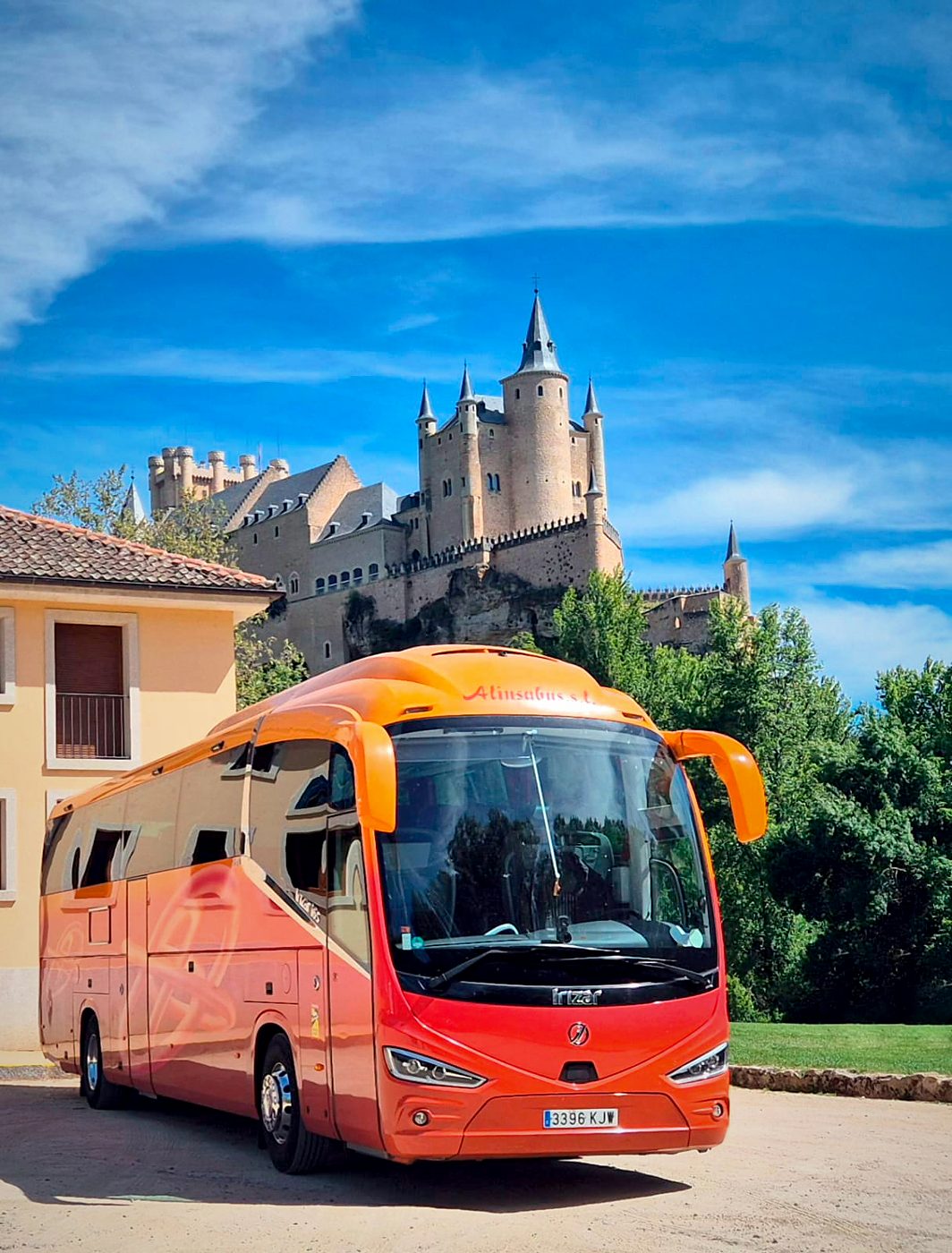 Autocar de Kapital Bus a los pies del Alcázar de Segovia